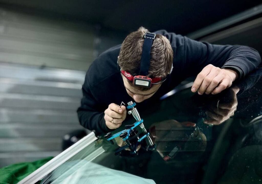 Процес ремонту лобового скла майстром